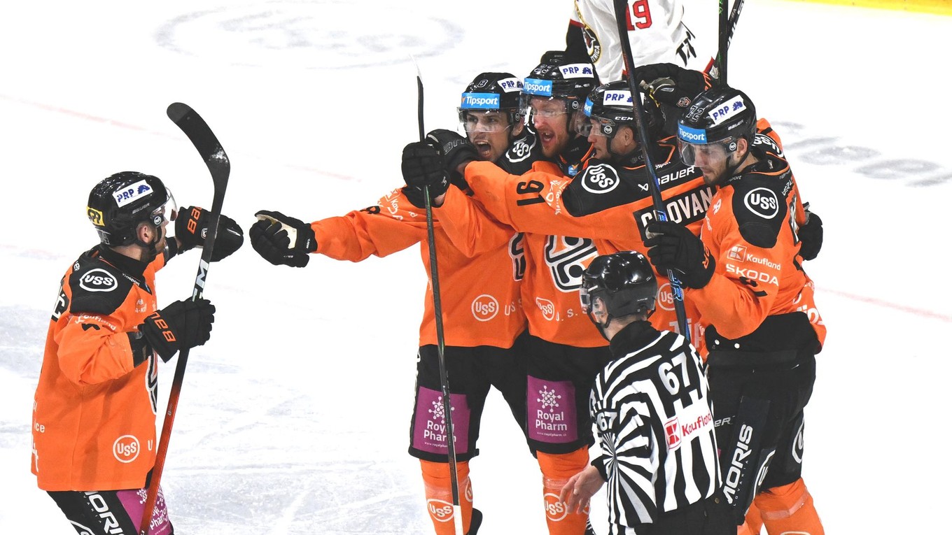 Na snímke gólová radosť hráčov Košíc.