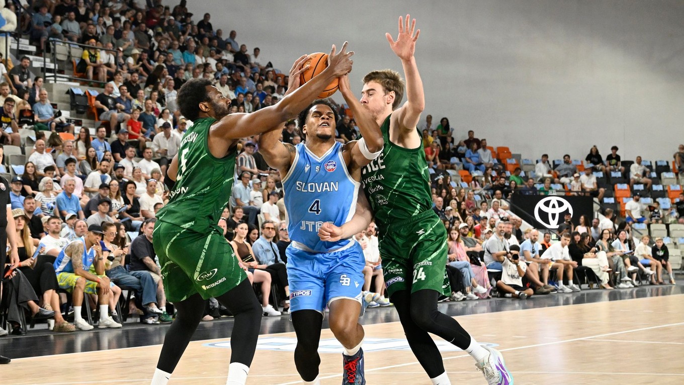 Shamiel Shaw Stevenson (Slovan), vľavo Keith andre Wesson JR a vpravo Tanner Matthew Stuckman (obaja Levice) v štvrtom finálovom stretnutí play off Tipos SBL.
