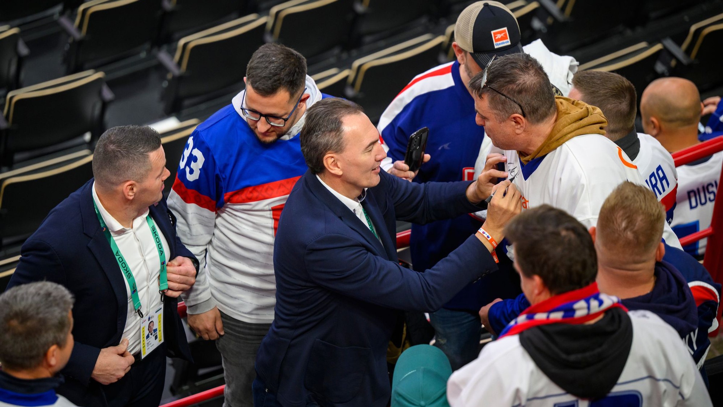 Generálny manažér a prezident SZĽH Miroslav Šatan podpisuje fanúšikom dresy počas MS v hokeji 2025. 