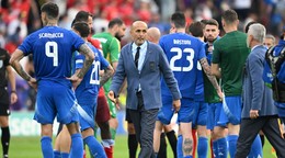 Luciano Spalletti a hráči Talianska po prehre v osemfinále EURO 2024