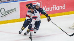 Patrik Bačík (vpredu) a Patrik Števuliak v zápase  Slovan Bratislava - Spišská Nová Ves.