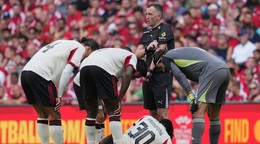 Zranenie futbalistu Liverpoolu Jeremieho Frimponga v zápase o Community Shield. 
