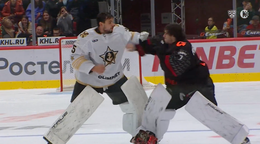 Slovenský brankár Adam Húska (vľavo) v pästnom súboji s Andreiom Mishurovom.