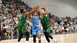 Shamiel Shaw Stevenson (Slovan), vľavo Keith andre Wesson JR a vpravo Tanner Matthew Stuckman (obaja Levice) v štvrtom finálovom stretnutí play off Tipos SBL.
