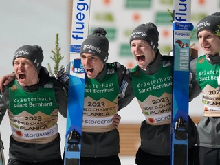 Slovinskí skokani na lyžiach v zložení Lovro Kos, Žiga Jelar, Timi Zajc, Anže Lanišek získali zlaté medaily v súťaži družstiev na MS v severskom lyžovaní 2023.