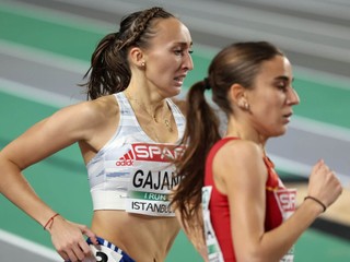 Gabriela Gajanová počas behu na 800 m na halových ME v atletike 2023.