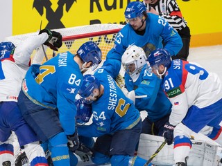 Hráči pred bránkou Kazachstanu v zápase Kazachstan - Slovensko na MS v hokeji 2023.