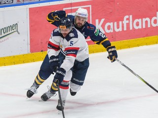 Patrik Bačík (vpredu) a Patrik Števuliak v zápase  Slovan Bratislava - Spišská Nová Ves.