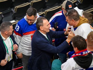 Generálny manažér a prezident SZĽH Miroslav Šatan podpisuje fanúšikom dresy počas MS v hokeji 2025. 