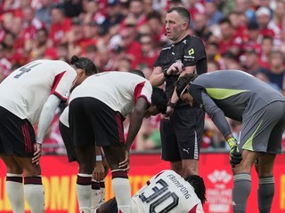 Zranenie futbalistu Liverpoolu Jeremieho Frimponga v zápase o Community Shield. 