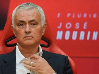 Jose Mourinho sa oficiálne stal novým koučom Benficy Lisabon. 