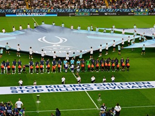 Transparent UEFA vyzývajúci na zastavenie zabíjania detí a civilistov.