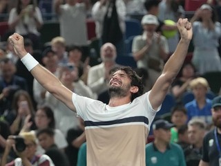 Valentin Vacherot oslavuje triumf na turnaji v Šanghaji.