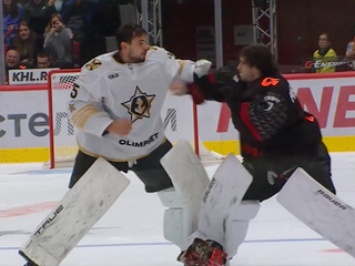 Slovenský brankár Adam Húska (vľavo) v pästnom súboji s Andreiom Mishurovom.