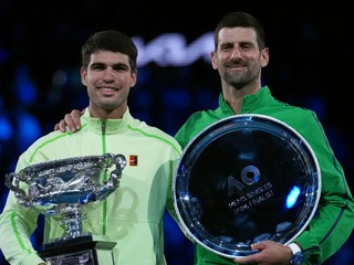 Carlos Alcaraz a Novak Djokovič s trofejami po finále Australian Open 2026.