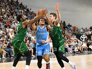 Shamiel Shaw Stevenson (Slovan), vľavo Keith andre Wesson JR a vpravo Tanner Matthew Stuckman (obaja Levice) v štvrtom finálovom stretnutí play off Tipos SBL.