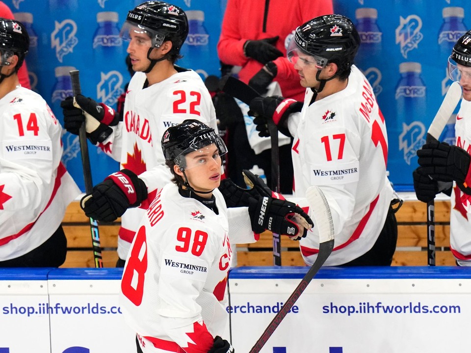 Kanadský hokejista Connor Bedard sa raduje z gólu so spoluhráčmi počas zápasu A-skupiny Veľká Británia - Kanada na MS v hokeji 2024.