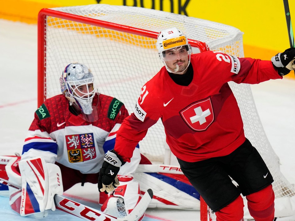 Kevin Fiala sa teší po strelenom góle v zápase Švajčiarsko - Česko v skupine A na MS v hokeji 2024.