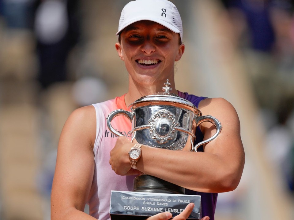 Poľská tenistka Iga Swiateková s trofejou pre víťazku Roland Garros 2024.