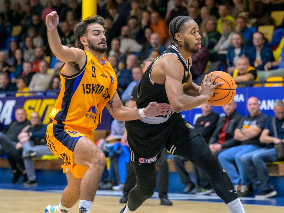 Seth Michael Swalve (Svit) a Isaiah De Vonte Cousins (Inter Bratislava) počas zápasu 7. kola Tipos basketbalovej ligy mužov Iskra Svit - Inter Bratislava.