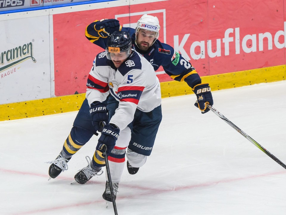 Patrik Bačík (vpredu) a Patrik Števuliak v zápase  Slovan Bratislava - Spišská Nová Ves.