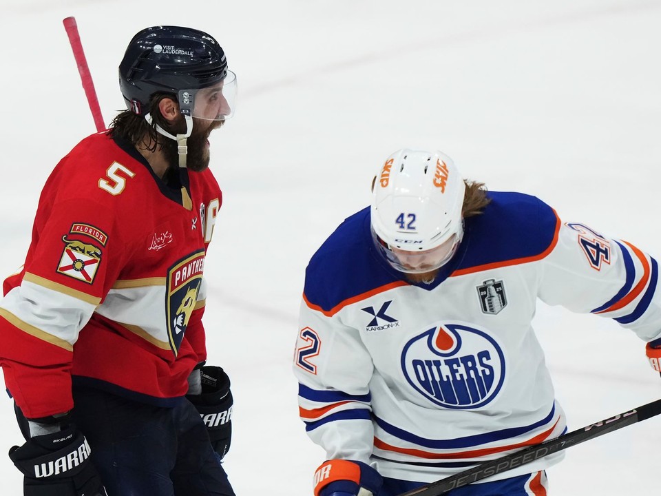 Aaron Ekblad a Kasperi Kapane.