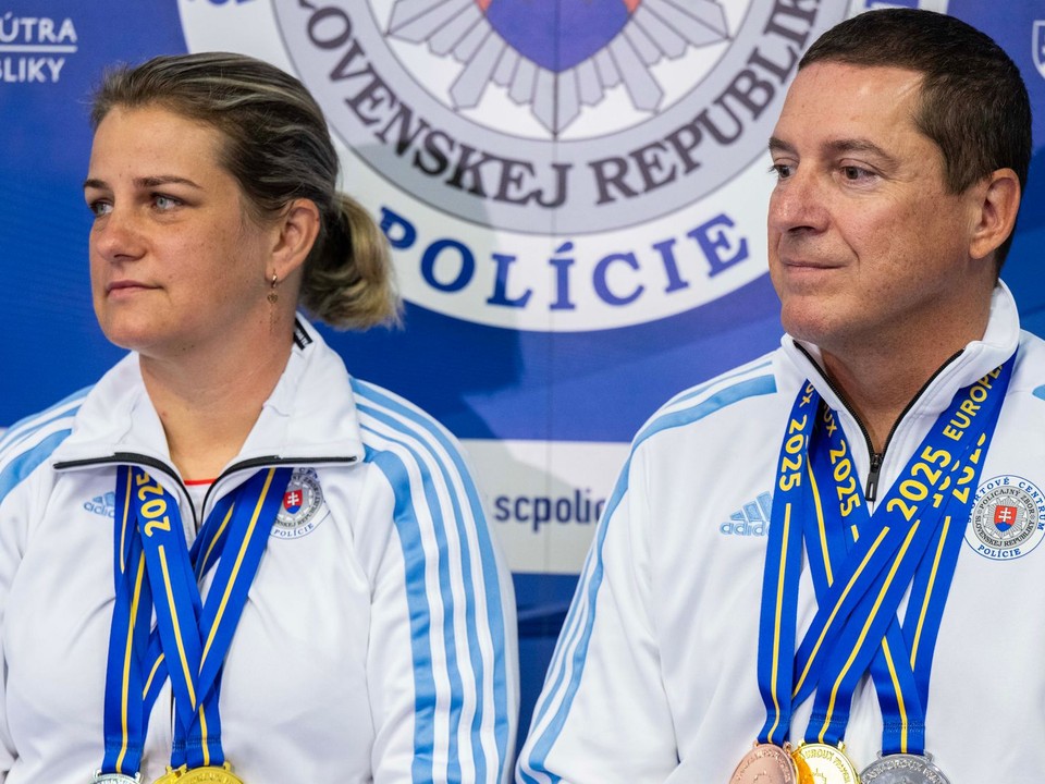 športoví strelci zľava Zuzana Rehák-Štefečeková a Erik Varga pózujú s medailami z ME 2025