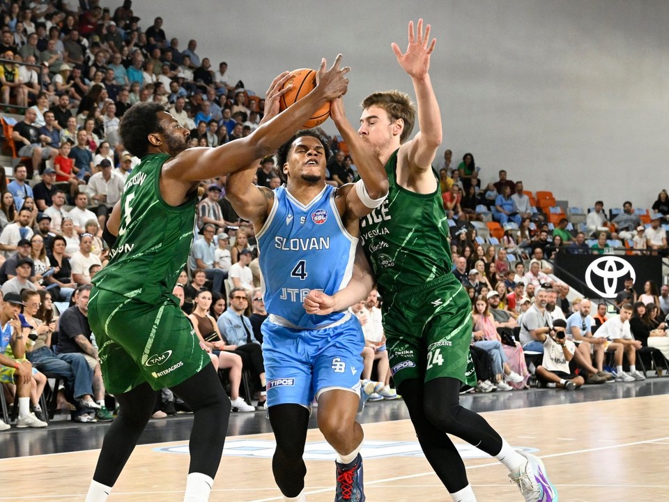 Shamiel Shaw Stevenson (Slovan), vľavo Keith andre Wesson JR a vpravo Tanner Matthew Stuckman (obaja Levice) v štvrtom finálovom stretnutí play off Tipos SBL.