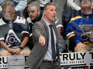 Jared Bednar, tréner tímu NHL Colorado Avalanche. 