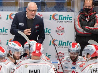 Hokejisti tímu Bratislava Capitals a tréner Peter Draisaitl.