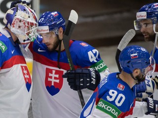 Slovenskí hokejisti po zápase s Talianskom na MS 2022. 