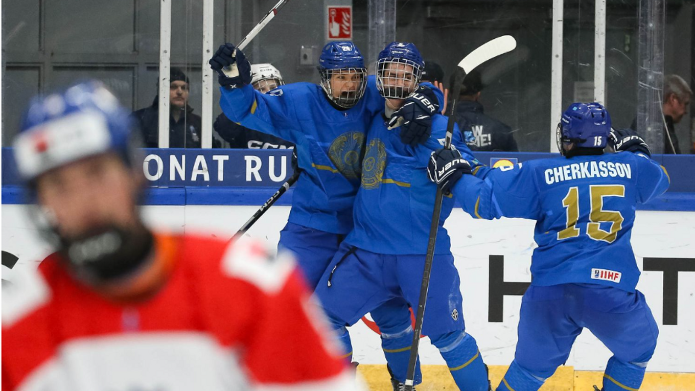 Hráči Kazachstanu sa radujú z víťazstva na MS v hokeji U18