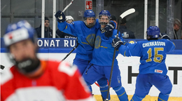 Hráči Kazachstanu sa radujú z víťazstva na MS v hokeji U18
