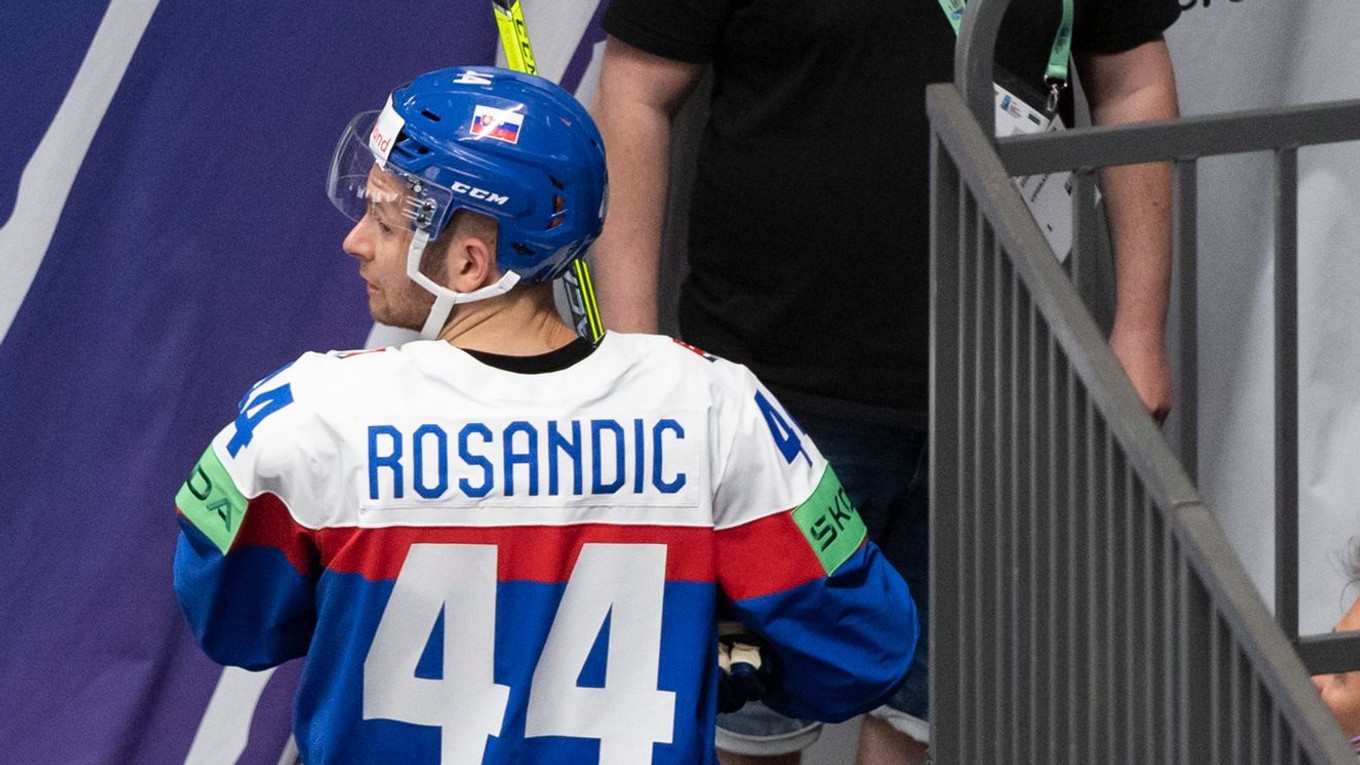 Mislav Rosandič odchádza do šatne po vylúčení na 5 minút plus do konca zápasu v derby Slovensko - Česko na MS v hokeji 2023.