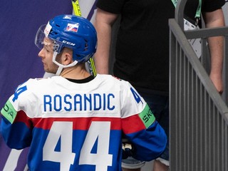 Mislav Rosandič odchádza do šatne po vylúčení na 5 minút plus do konca zápasu v derby Slovensko - Česko na MS v hokeji 2023.