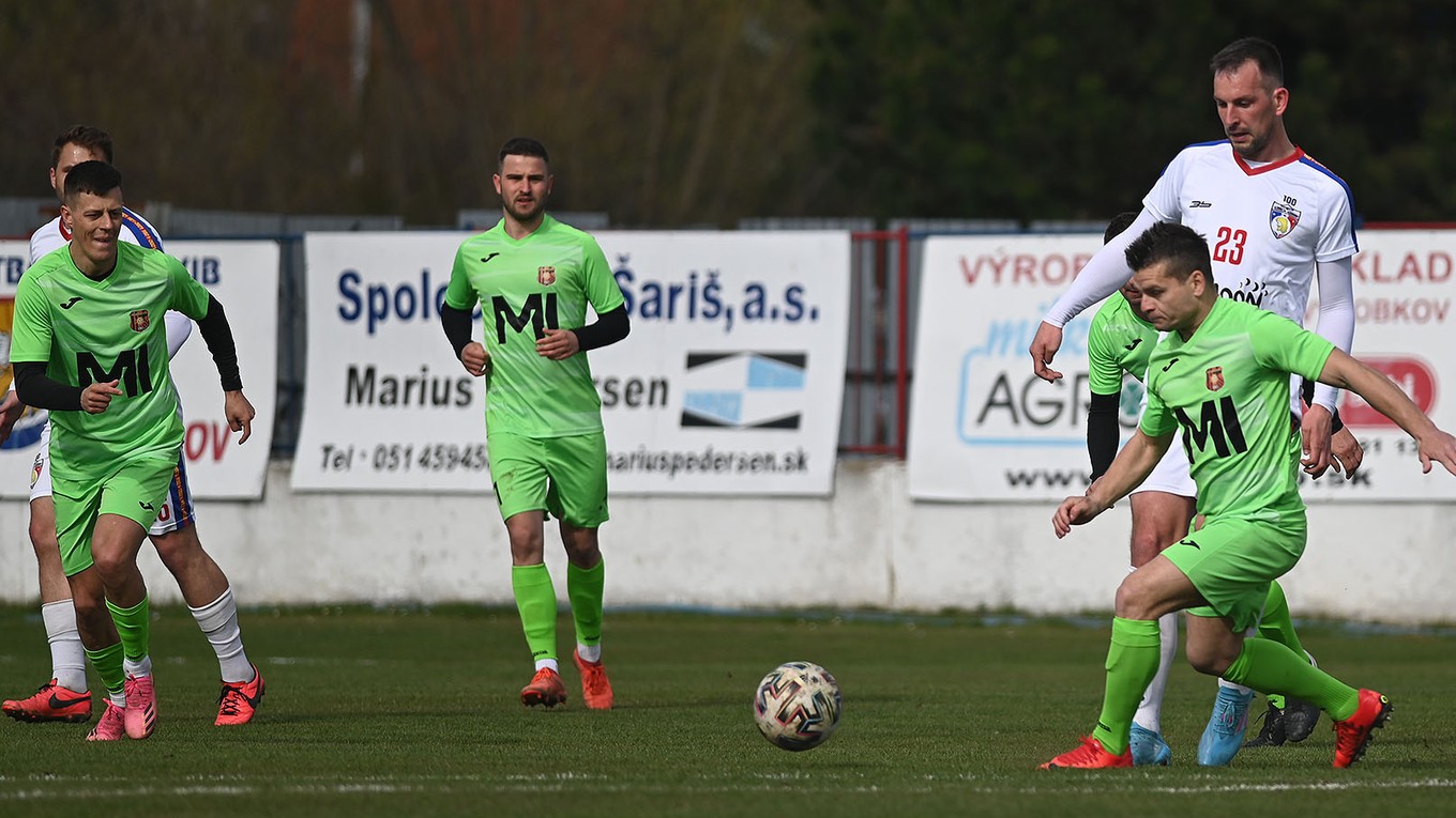 Futbalisti Gerlachova (v zelenom) potvrdili cez víkend post lídra výhrou v Sabinove.