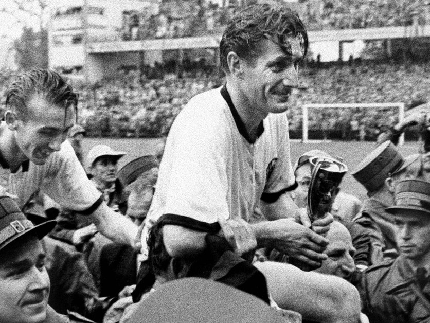 Fritz Walter ako kapitán majstrov sveta po finále proti Maďarsku na MS vo futbale 1954.