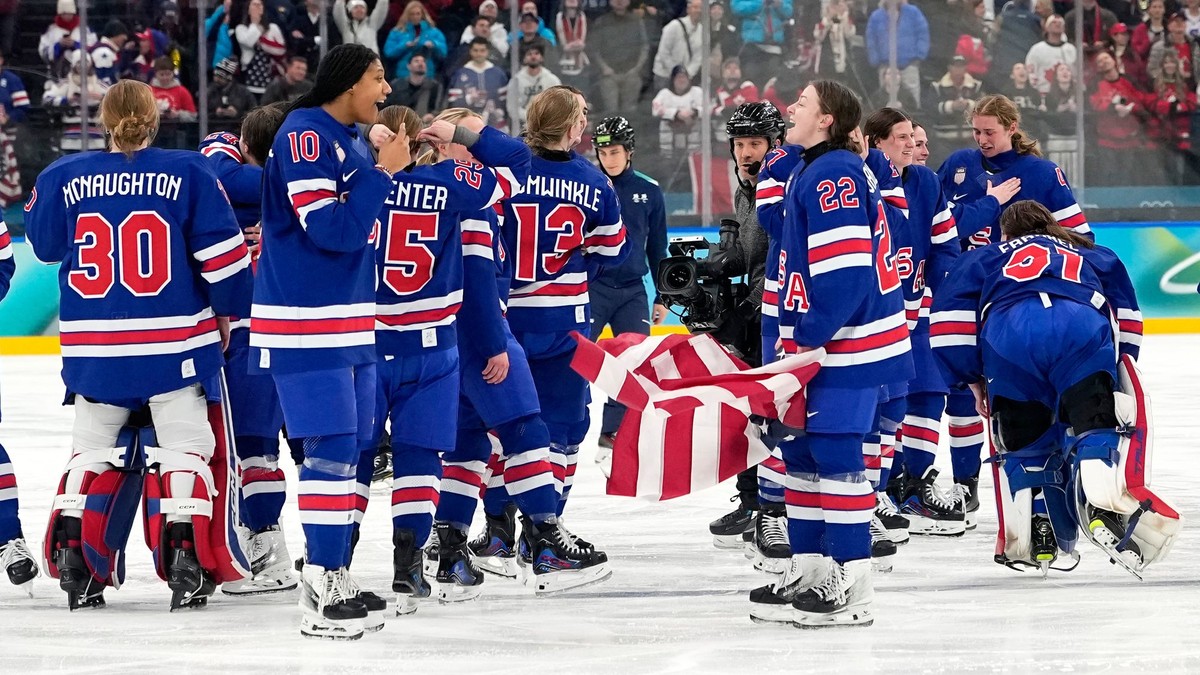 Americké hráčky oslavujú po ich víťazstve nad Kanadou 2:1 po predĺžení vo finále zápasu USA - Kanada.