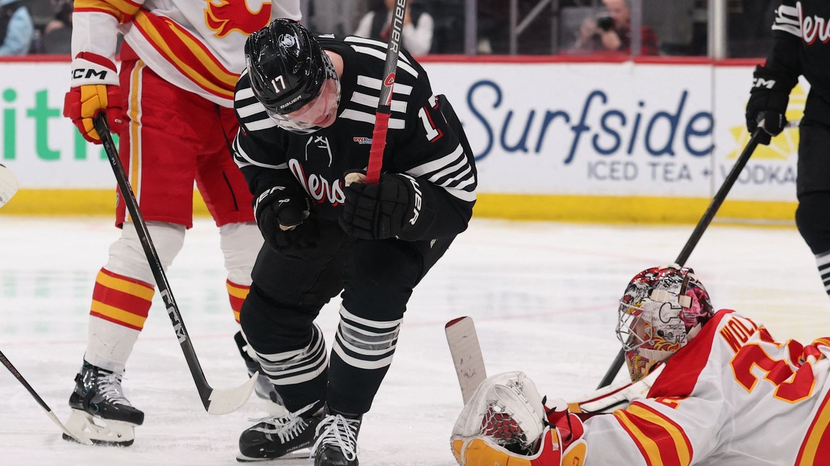 Šimon Nemec (17) sa teší z gólu proti Calgary.