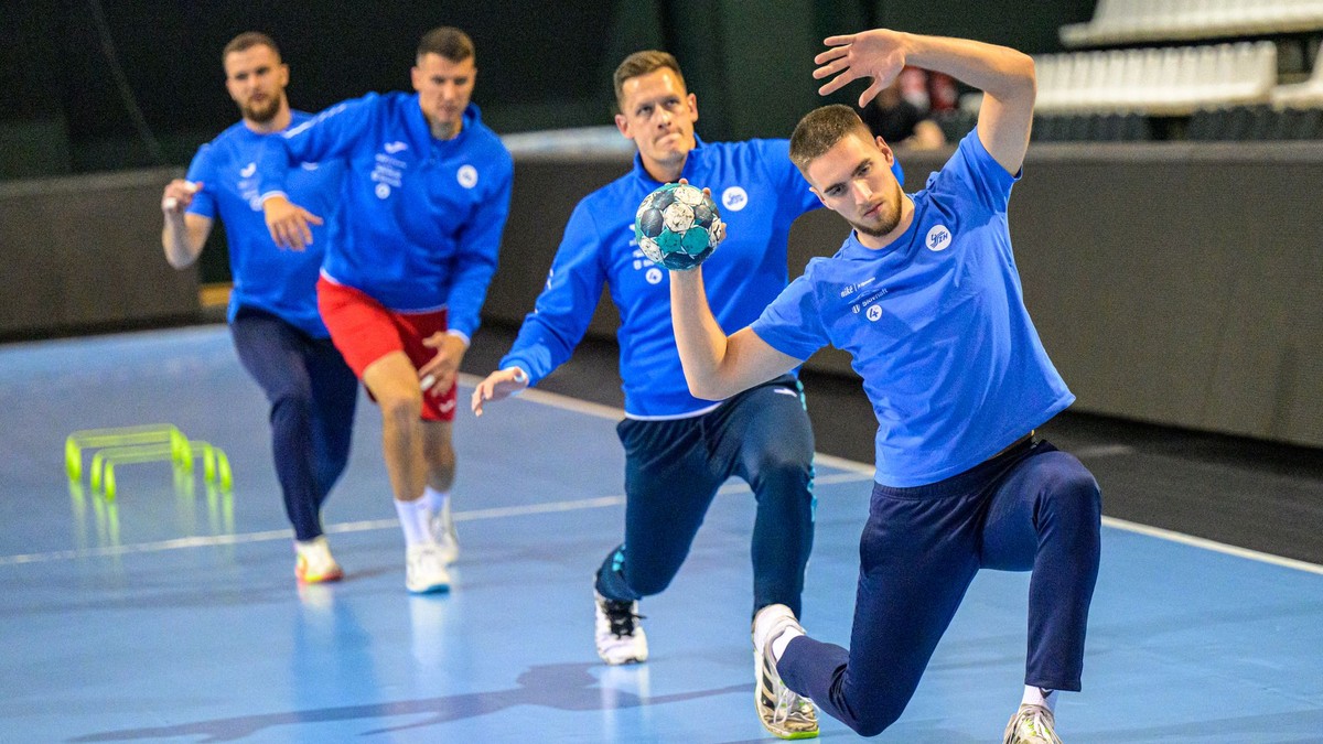 Slovenskí hádzanári sa rozcvičujú počas prvého tréningu slovenskej mužskej reprezentácie v hádzanej