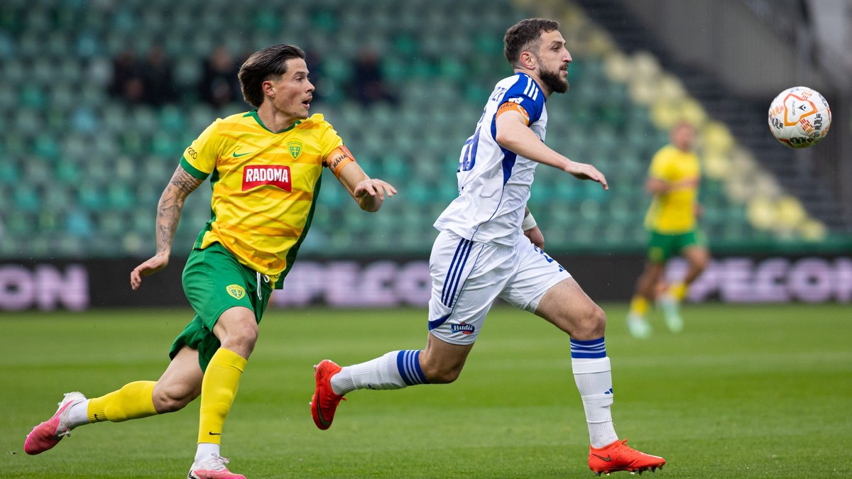 zľava Daniel Homet (Žilina) a Tornike Dzotsenidze (Michalovce) bojujú o loptu 