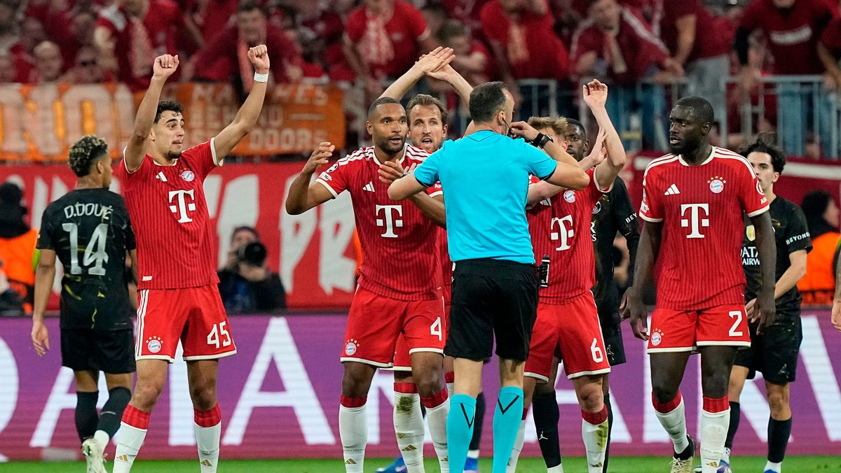 Hráči Bayernu hromžia na rozhodcu. 