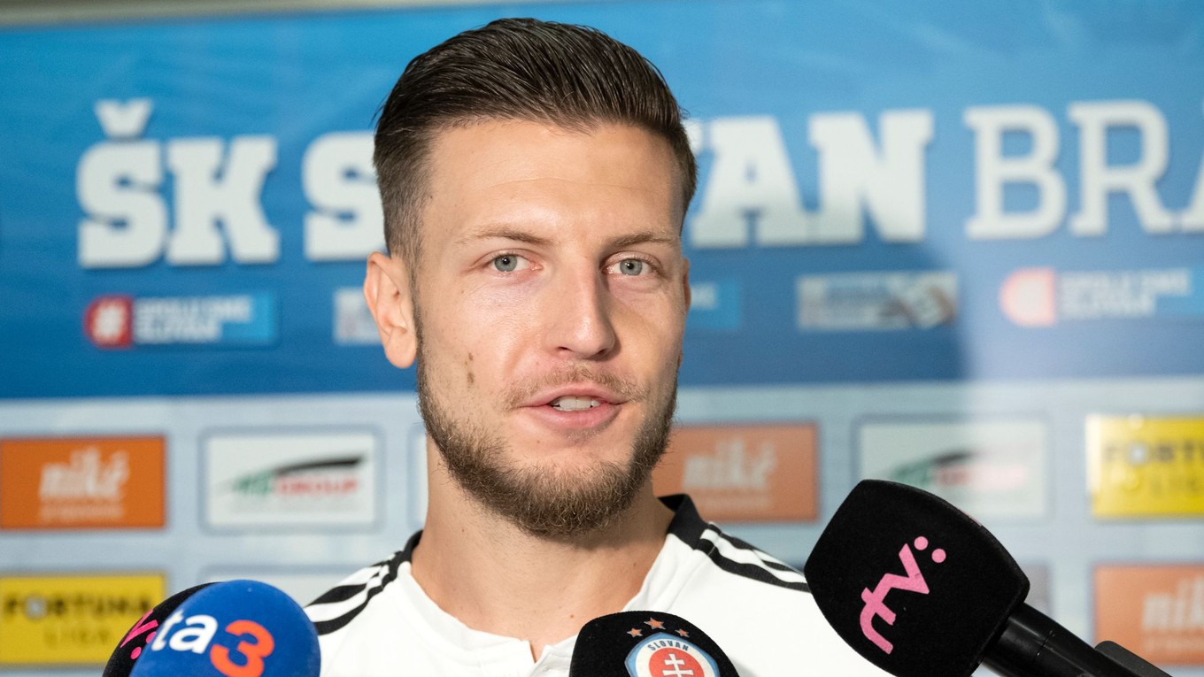 Kevin Wimmer počas brífingu futbalového klubu ŠK Slovan Bratislava.