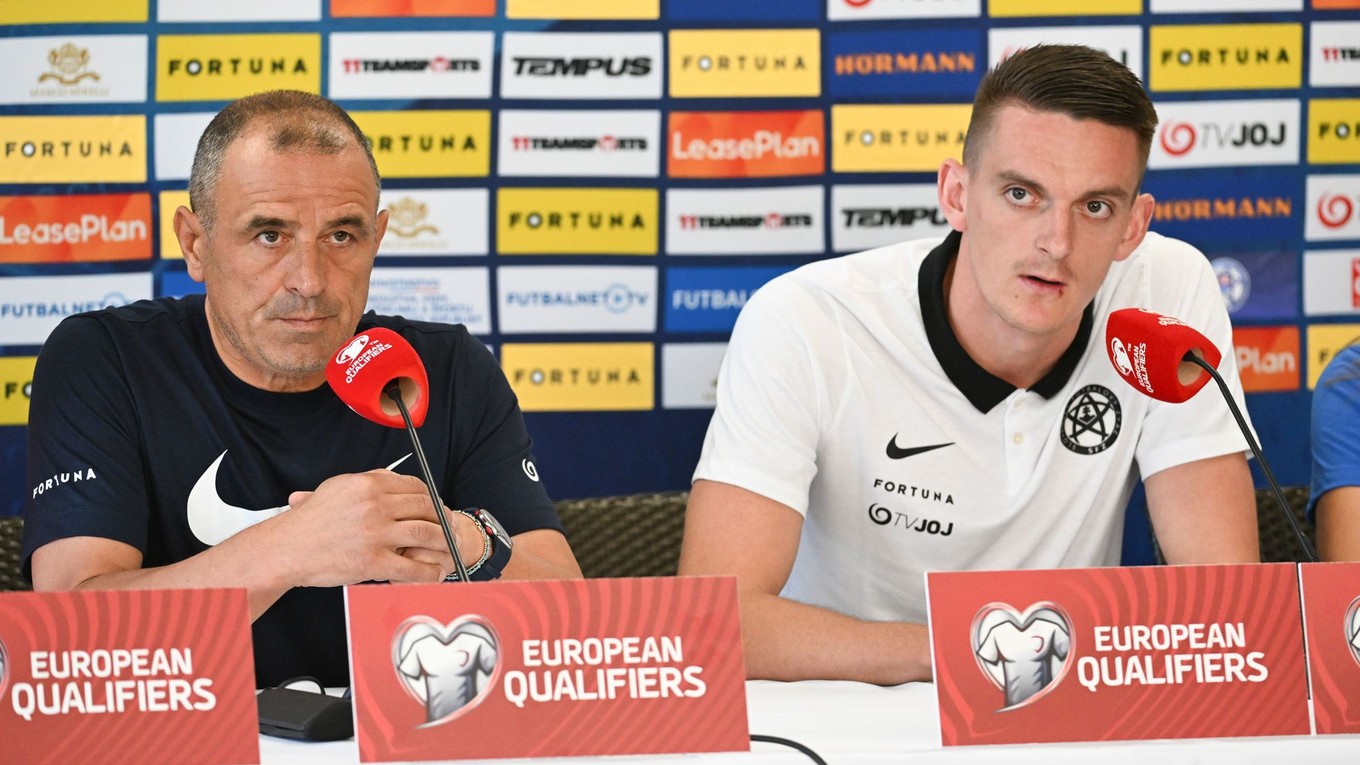 Zľava tréner slovenskej futbalovej reprezentácie Francesco Calzona a útočník Róbert Polievka.