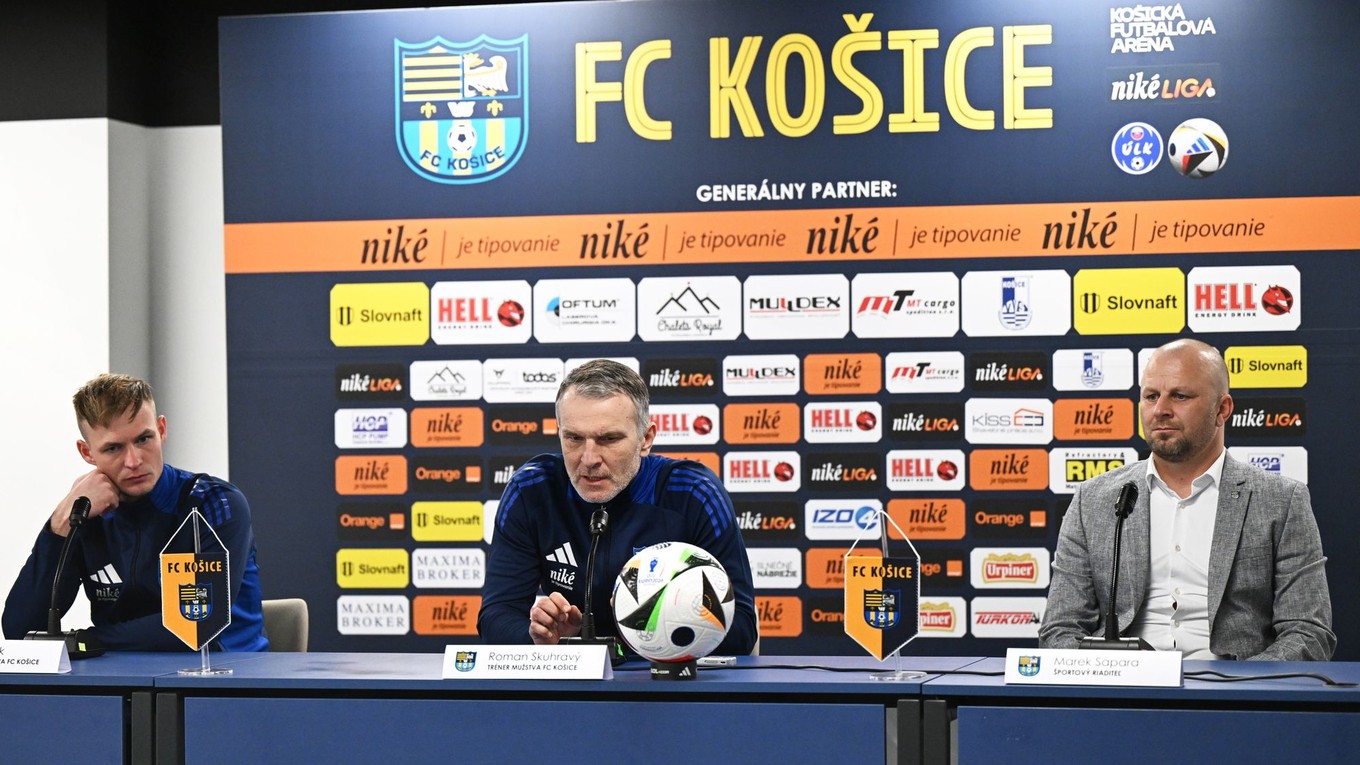 Sprava športový riaditeľ FC Košice Marek Sapara, tréner Roman Skuhravý a kapitán Ján Krivák počas tlačovej konferencie pred štartom jarnej časti Niké ligy.