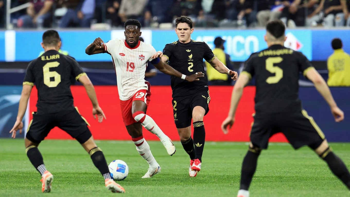 Alphonso Davies (v strede) v drese Kanady.