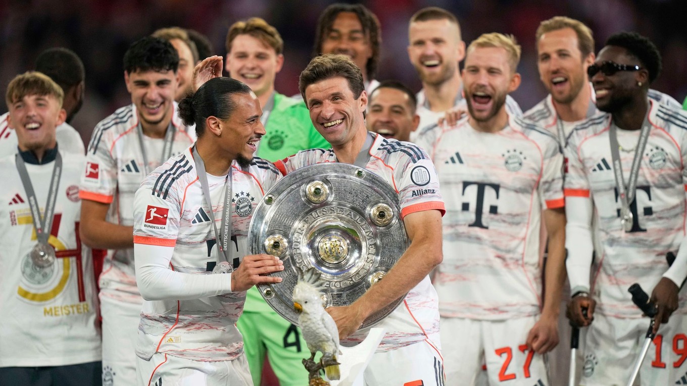 Hráči Bayernu s majstrovskou trofejou