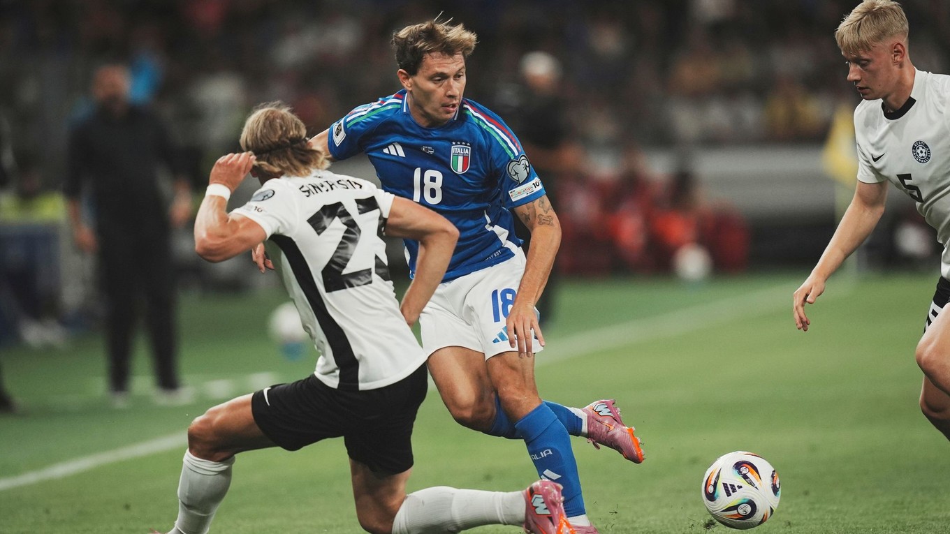Taliansky hráč Nicolo Barella  (uprostred) bojuje o loptu s Estóncom Vlasijom Sinjavským (vľavo) v zápase I-skupiny Taliansko - Estónsko európskej kvalifikácie na MS 2026.