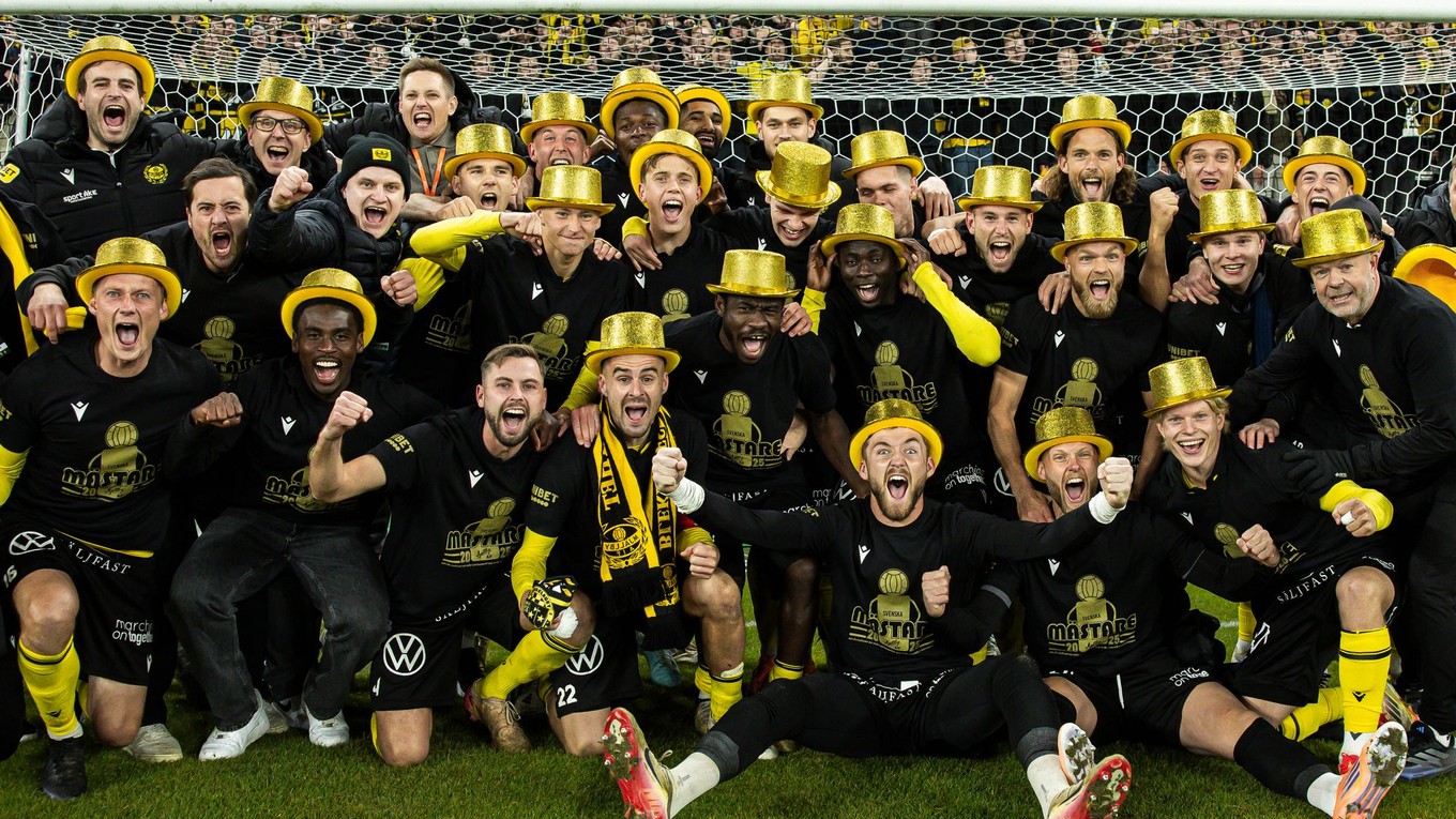 Futbalisti Mjällby oslavujú zisk titulu