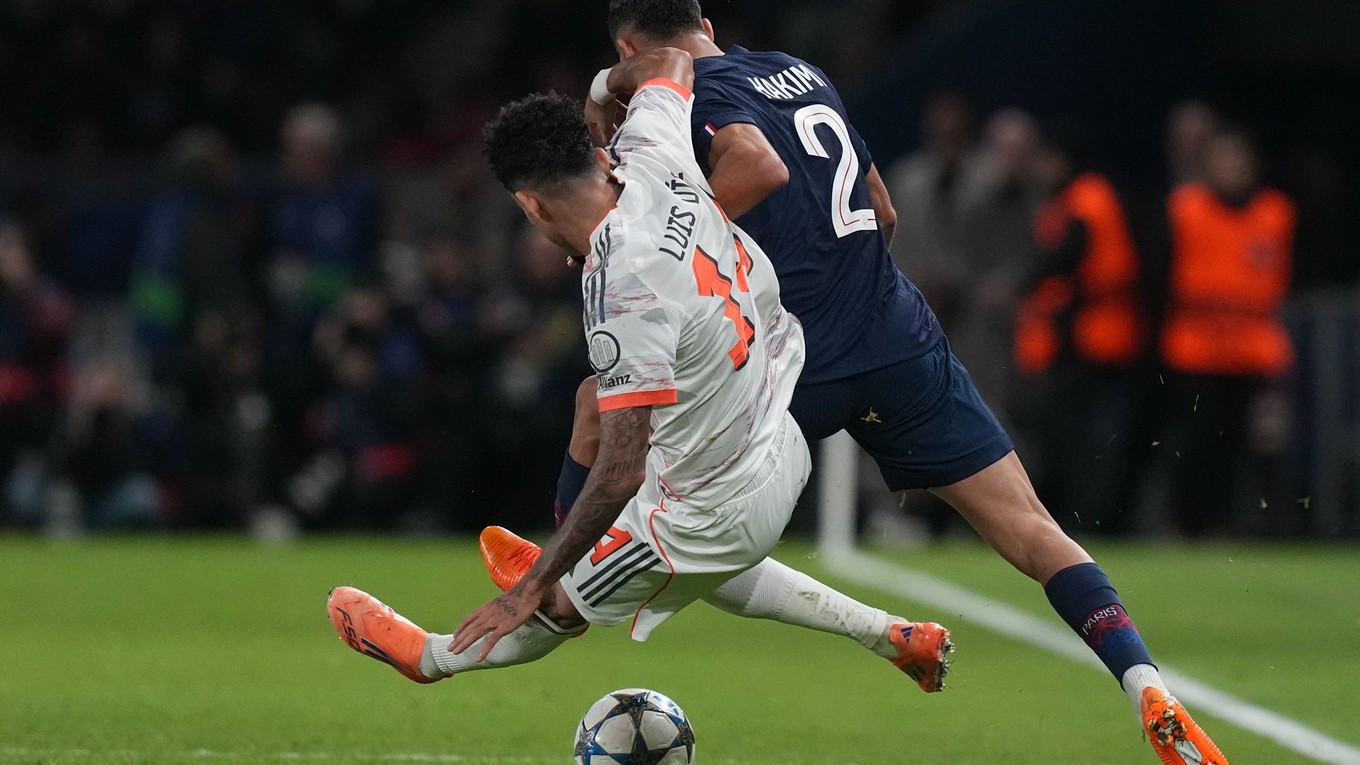 Luis Diaz fauluje Achrafa Hakimiho.